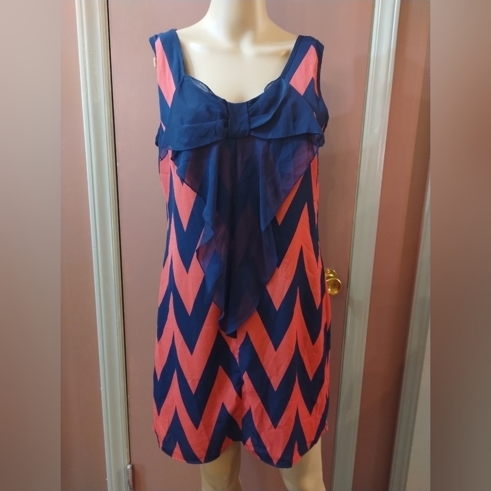 A. Byer women's size medium zigzag sleeveless top blouse shirt